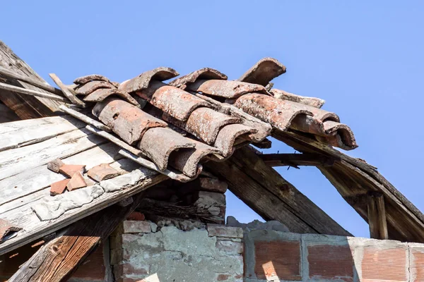 Vedle sebe poškozena střecha a které je třeba opravit — Stock fotografie