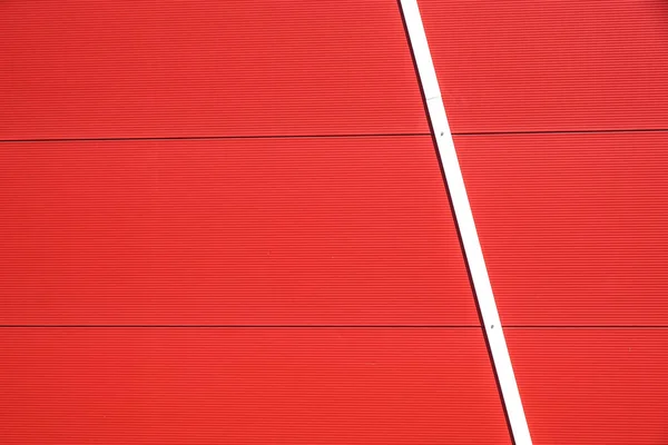Dettagli di facciata in alluminio con pannelli rossi colorati — Foto Stock