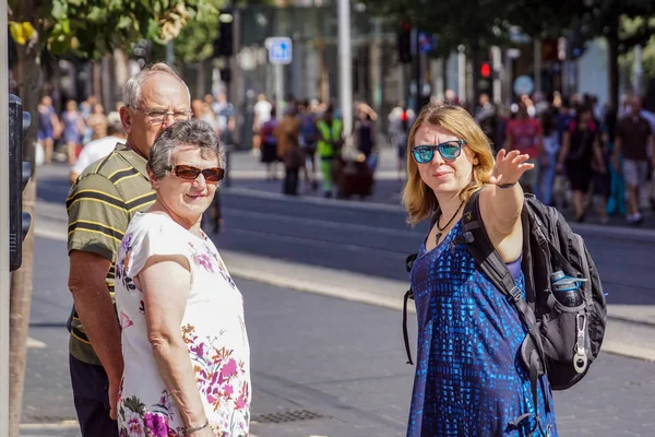 Schön, Frankreich 15. August 2017: Unbekannte sprechen Fahrtrichtung in der berühmten Touristenstadt — Stockfoto