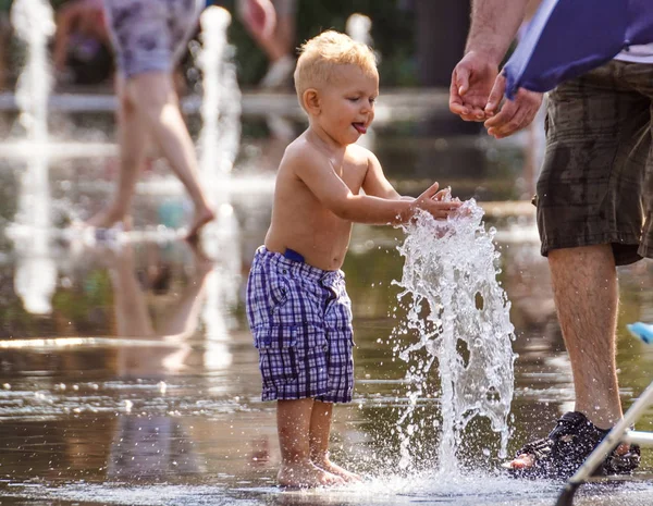 Nice, Fransa - Ağustos 2017: Nice ana kare Fransa üzerinde çeşmeler oynayan insanlar