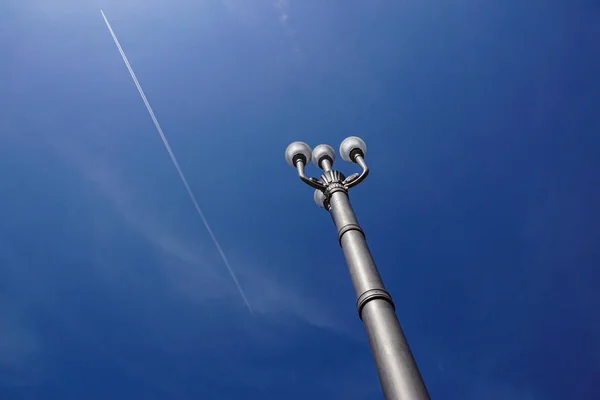 Lâmpada post rua com céu azul escuro — Fotografia de Stock