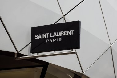 Monaco Fransa - 10 Eylül 2017. Saint laurent giyim işareti ve logosu saklayın. Dior ünlü marka giyim mağazası olduğunu