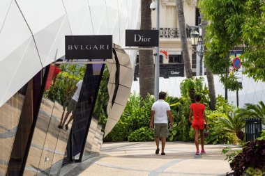 Monte Carlo - 15 Ağustos 2017: Pavillons Monte Carlo insanlarla, lüks alışveriş bölgesine Monte Carlo, Monako birçok top moda dükkan barındıran.