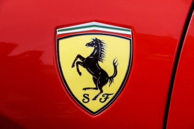 Torino, İtalya - 10 Haziran 2017: Klasik Ferrari logosu bir kırmızı araba vücut üzerinde
