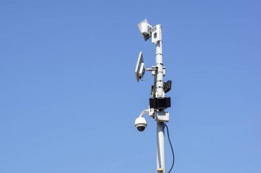 Mavi gökyüzü ile yüksek teknoloji genel gider güvenlik kamerası