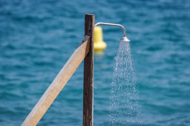 deniz kıyısı üzerinde Su damlacıkları ile duş başlığı