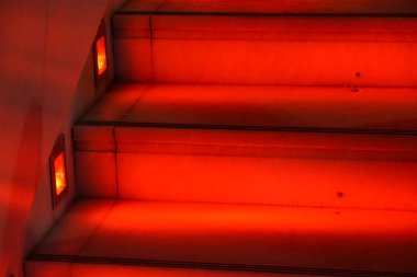 Sıcak ışık - merdiven kompozisyon ile soyut modern kırmızı merdiven