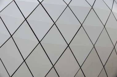 Sandviç panel mavi gökyüzü arka plan üzerinde yapılmış modern bir binada dairesel bir cephe detay.