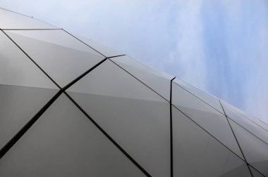 Sandviç panel mavi gökyüzü arka plan üzerinde yapılmış modern bir binada dairesel bir cephe detay.