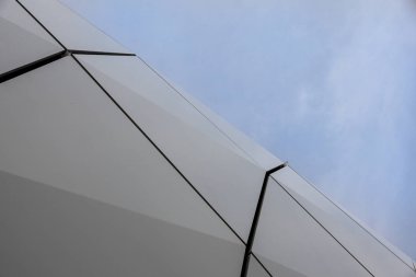 Sandviç panel mavi gökyüzü arka plan üzerinde yapılmış modern bir binada dairesel bir cephe detay.