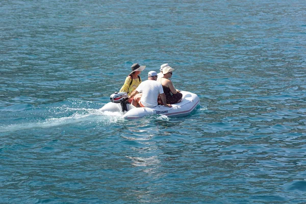 Nice, france - 7. August 2017: kleines Schlauchboot, das Menschen vom Strand zu Booten bringt, die vor dem Meer festmachen. Bootsausschreibung — Stockfoto