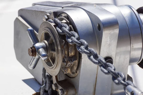 Mecanismo de cabestrante de anclaje con cadena en la cubierta del buque — Foto de Stock