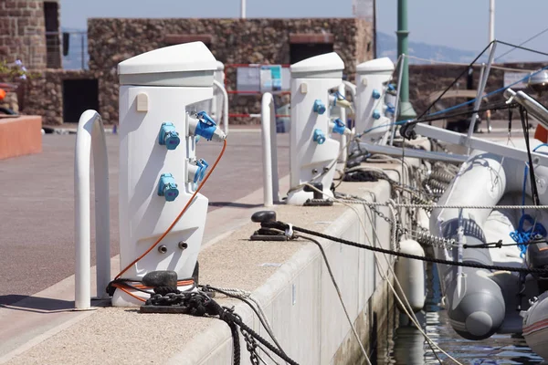 Shore Based Electricity Supply Appliance Power Supply And Battery Charged on the dock — Stock Photo, Image