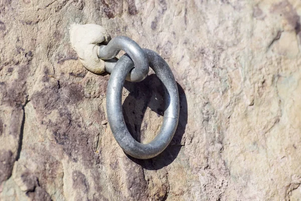 Çelik cıvata demiri gözü kumtaşı kayada. Çelik halatın ucu. Tırmanma yolu — Stok fotoğraf