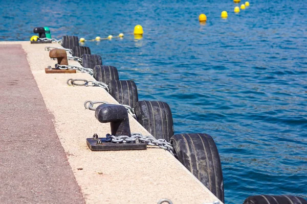 Gammal metallbrygga förtöjningsstolpe med ring och rep för att säkra fiskebåtar — Stockfoto