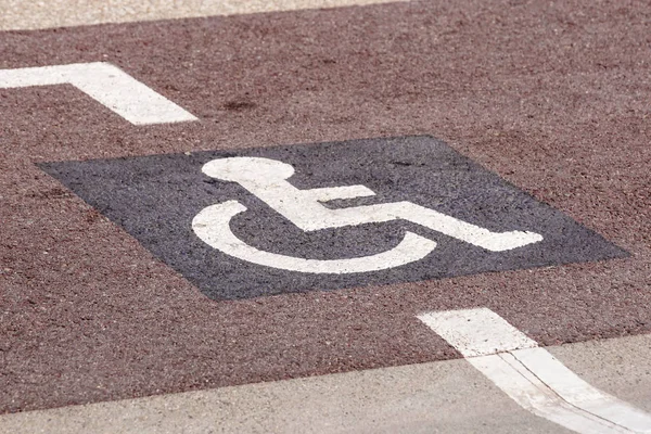 Camino de la silla de ruedas en el jardín, signo icono para discapacitados en la carretera en el parque público . — Foto de Stock