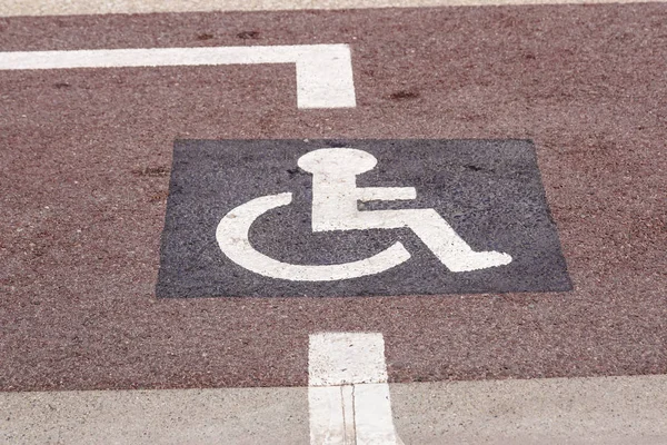 Modo de cadeira de rodas no jardim, sinal de ícone desativado na estrada no parque público . — Fotografia de Stock
