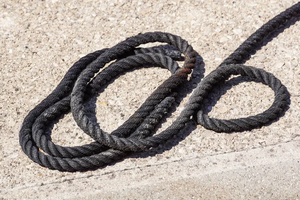 Oude versleten boot touw op de pier weg achtergrond — Stockfoto