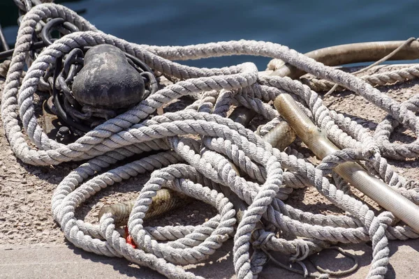 Vecchio dissuasore di ormeggio arrugginito con corde nautiche annodate — Foto Stock