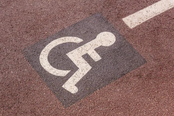 Camino de la silla de ruedas en el jardín, signo icono para discapacitados en la carretera en el parque público . — Foto de Stock