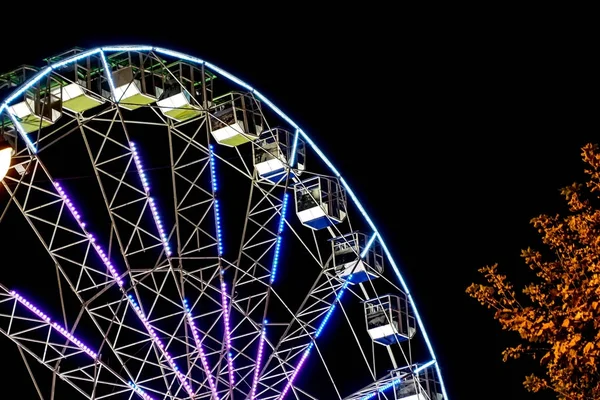 Detalle de una rueda panorámica nocturna iluminada por luces — Foto de Stock