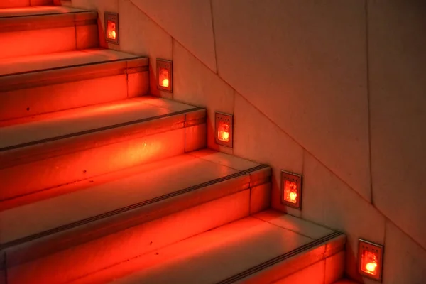 Абстрактная современная красная лестница с теплым светом - композиция лестницы — стоковое фото