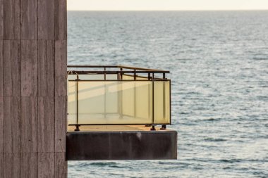 Denize muhteşem manzaralı boş balkon