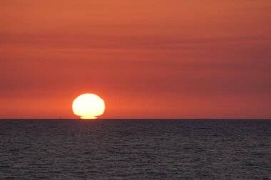 Gökyüzü ve deniz günbatımı arka plan önce .