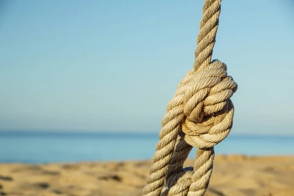 Detalj av rep räcke av stranden gångväg, vid solnedgången . — Stockfoto