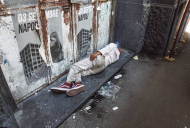 Napoli, İtalya -13 Ağustos 2017: tanımlanamayan evsiz adam Napoli şehir kaldırımda yatıyor