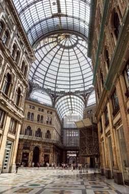 Naples, İtalya - 19 Ağustos 2017: alışveriş Galerisi Galleria Umberto, Napoli, İtalya. Napoli tarihi şehir merkezi Avrupa'nın en büyüğüdür ve bir dünya mirası olarak Unesco tarafından listelenen.