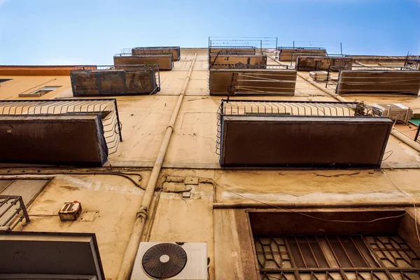 Edifício residencial condomínio whith sacada arranha-céu na cidade velha ao pôr do sol — Fotografia de Stock