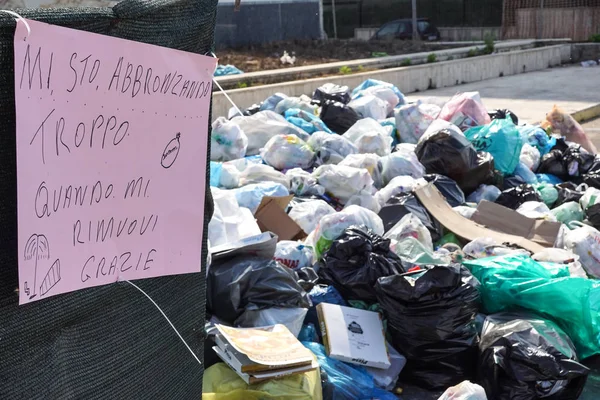 Neapel, Italien 14. August 2017: auf der Straße liegengebliebener Müll mit einer Fahrkarte zum Entfernen mit der Aufschrift: Ich werde zu braun, wenn du mich entfernst — Stockfoto