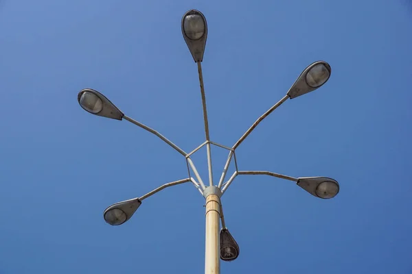 Luz circular de la calle. Vista de un poste de luz desde abajo —  Fotos de Stock