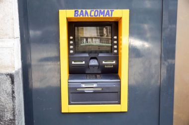 ATM insanlar, gri duvar açık havada olmadan alışveriş merkezinde