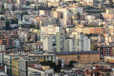 Geleneksel kırmızı ev çatıları Napoli Şehir Meydanı, Napoli İtalya Hava görünümünü. kentsel Aglomerasyon