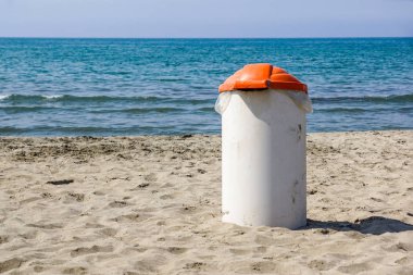 Çöp kutusu beach güneşli günde. Konsept fotoğraf temiz Beach