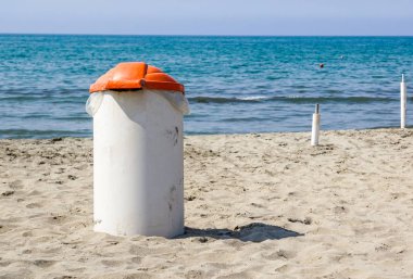 Çöp kutusu beach güneşli günde. Konsept fotoğraf temiz Beach