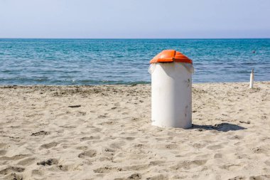 Çöp kutusu beach güneşli günde. Konsept fotoğraf temiz Beach