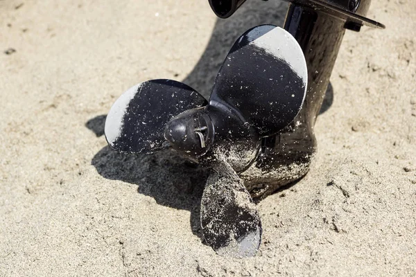 Ostrza rybackich łodzi śmigła na plaży. spirala na piasku — Zdjęcie stockowe