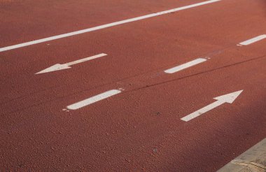 Bisiklet yolu bisiklet işaret ve iki yol kopya alanı oklarla trafik. Beyaz kalıp Bisiklet işareti kırmızı döngüsü parça