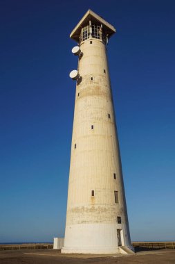 güneşli sabah Fuerteventura Morro Jable feneri adanın arka planda mavi gökyüzü ile