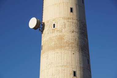 Mikrodalga Anten binanın duvarına.