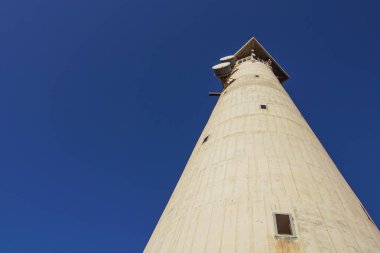 güneşli sabah Fuerteventura Morro Jable feneri adanın arka planda mavi gökyüzü ile