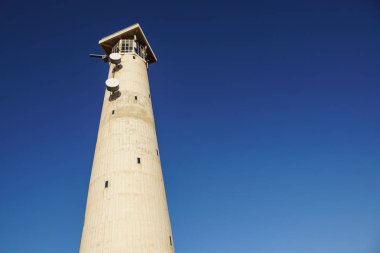 güneşli sabah Fuerteventura Morro Jable feneri adanın arka planda mavi gökyüzü ile