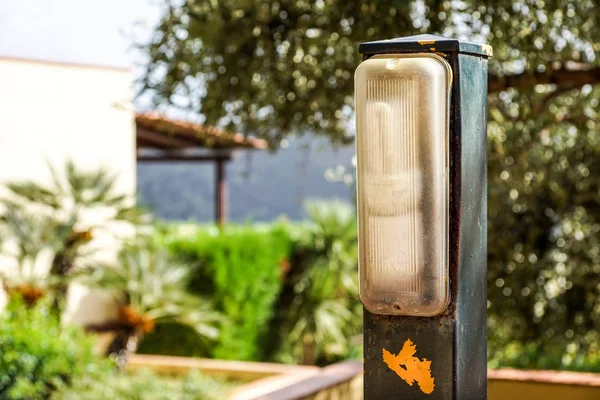 Vieja lámpara en el jardín para iluminar la pasarela peatonal — Foto de Stock