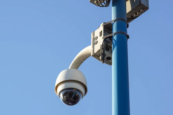 Câmera de segurança detecta o movimento do tráfego . — Fotografia de Stock