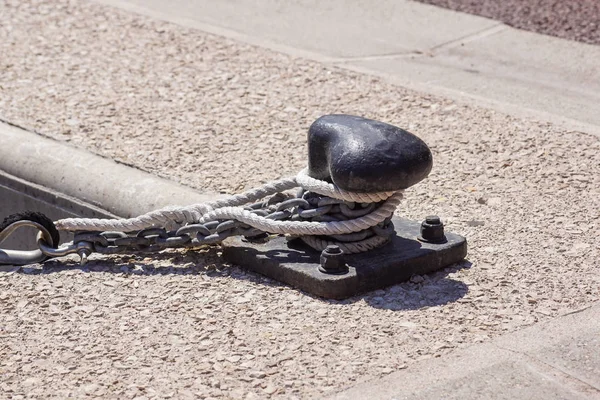 Lina cumownicza i bollard na wodzie morskiej i tle jachtów — Zdjęcie stockowe