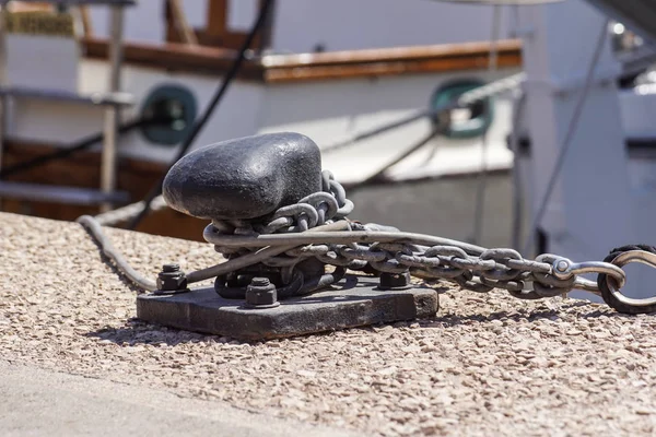 Förtöjningsrep och pollare på havsvatten och yachter bakgrund — Stockfoto