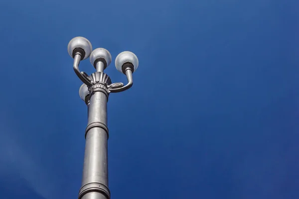 Lâmpada post rua com céu azul escuro — Fotografia de Stock